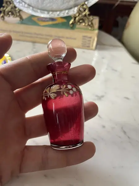 Foto de um(a) Antigo Perfumeiro De Coleção Em Vidro Veneziano Vermelho, da categoria de Garrafas, potes e jarros. Antigo perfumeiro de coleção em vidro veneziano pintado à mão. Uma beleza do início do século XX.Altura 9cm. Mostrado de uma perspectiva diferente. Vendido no marketplace Trésors.
