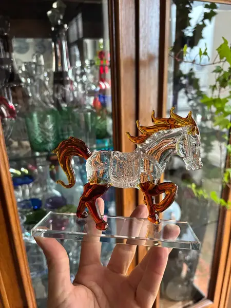 Foto de um(a) Antiga Escultura Decorativa De Cavalo Em Cristal Lapidado, da categoria de Escultura. Antiga escultura decorativa de cavalo em movimento. Peça em cristal lapidado. Perfeito! Muito decorativo Medidas 13x15cm. Mostrado de uma perspectiva diferente. Vendido no marketplace Trésors.