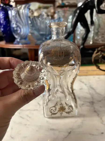 Foto de um(a) Antiga Garrafa Licoreira Navio Cristal Baccarat Dourado Ouro, da categoria de Garrafas. ~ Baccarat ~Antiga e diferente garrafa decorativa, licoreira em cristal decorada com rico trabalho de lapidação e pintura... Mostrado de uma perspectiva diferente. Vendido no marketplace Trésors.