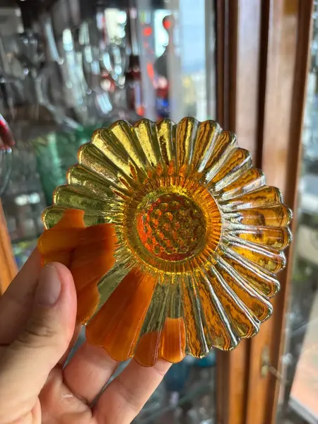 Foto de um(a) Antiga Escultura Decorativa Bowl Flor Vidro Art Deco Âmbar, da categoria de Travessas e tigelas. Walther & Sohne GlassAntigo pratinho despojador em vidro artístico alemão na cor âmbar. Período Art Deco. Linda peça para... Mostrado de uma perspectiva diferente. Vendido no marketplace Trésors.