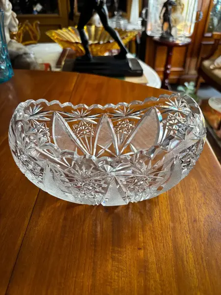 Foto de um(a) Antigo Vaso Centro De Mesa Jardineira Navete Cristal Tcheco, da categoria de Cachepot. Antigo centro de mesa modelo navete em cristal tcheco com riquíssima lapidação manual. Peça muito versátil e decorativa,... Mostrado de uma perspectiva diferente. Vendido no marketplace Trésors.