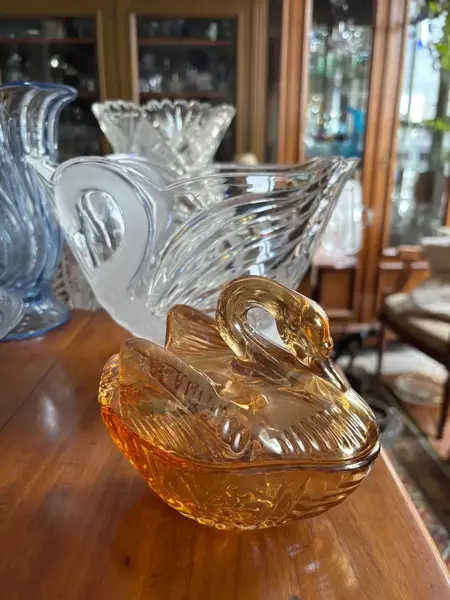 Foto de um(a) Antiga Escultura Cisne Caixa Decorativa Manteigueira Vidro, da categoria de Cestos e Caixas. Antiga caixa, manteigueira, açucareiro, peça decorativa e versátil, no formato de cisne, confeccionada em vidro artístico... Mostrado de uma perspectiva diferente. Vendido no marketplace Trésors.