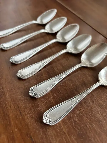 Foto de um(a) Antigo Conjunto Seis Colheres Chá Café Em Prata Wm Rogers, da categoria de Colheres. WM Rogers Antigo conjunto con seis colheres para chá ou café em prata americana. William Hazen Rogers foi um mestre ourives... Mostrado de uma perspectiva diferente. Vendido no marketplace Trésors.