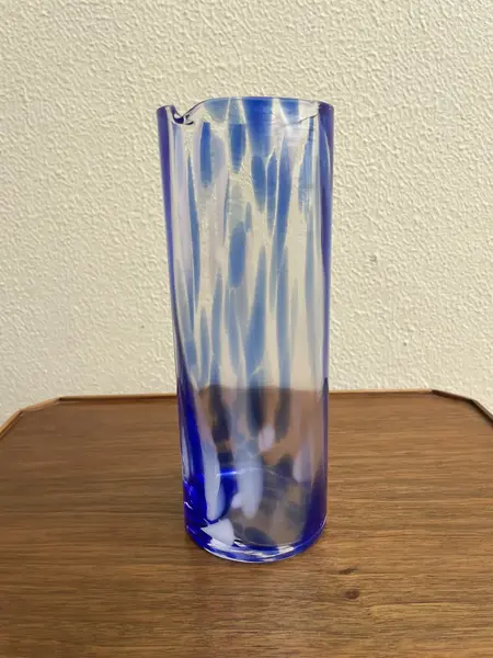 Foto de um(a) Italy Glass Antiga Jarra Vaso Em Murano Azul Art Deco, da categoria de Jarros. Antiga e super diferente jarra em Murano italiano, peça artística, feita à mão. Também pode ser usada como vaso. Medidas... Mostrado de uma perspectiva diferente. Vendido no marketplace Trésors.
