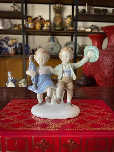 Foto de um(a) Antigo Bibelô Figurine Meninos Brincando Porcelana Alemã, da categoria de Escultura. Antiga figurine/bibelô em porcelana artística alemã. Cores típicas de meados do século XX. Muito decorativa e colecionável.... Mostrado de uma perspectiva diferente. Vendido no marketplace Trésors.