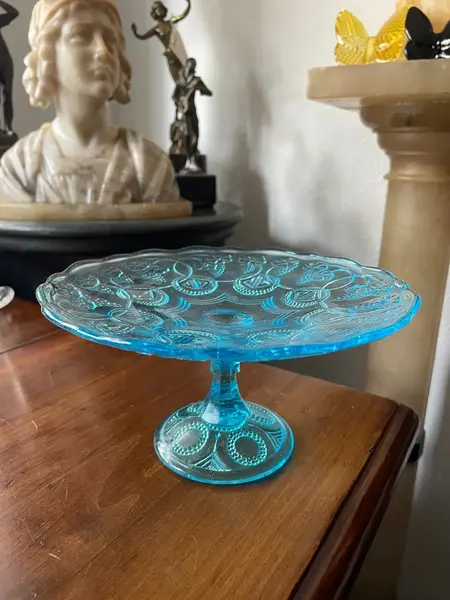 Foto de um(a) Antiga Rara Uveira Fruteirinha Fruteira Vidro Azul Portieux, da categoria de Fruteiras. Portieux Antiga uveira; fruteirinha em vidro francês na cor azul. Peça linda e original. Medidas 9x18cm. Mostrado de uma perspectiva diferente. Vendido no marketplace Trésors.