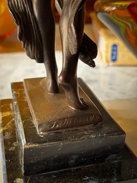 Foto de um(a) Antiga Escultura Bailarina Deco Dancer Pétit Bronze Francês, da categoria de Escultura. ~ Deco Dancer ~Antiga e belíssima escultura artística em bronze francês, e base em mármore italiano. Obra representando... Mostrado de uma perspectiva diferente. Vendido no marketplace Trésors.