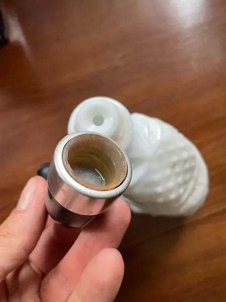 Foto de um(a) Antigo Perfumeiro De Coleção Opalina Cachimbo Cachorro, da categoria de Garrafas, potes e jarros. Antigo e diferente perfumeiro de coleção em opalina branca. Formato de cachimbo com cara de cachorro detetive. Linda peça... Mostrado de uma perspectiva diferente. Vendido no marketplace Trésors.