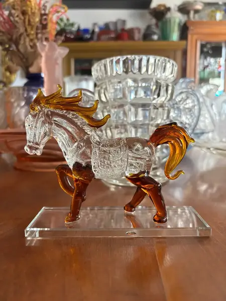 Foto de um(a) Antiga Escultura Decorativa De Cavalo Em Cristal Lapidado, da categoria de Escultura. Antiga escultura decorativa de cavalo em movimento. Peça em cristal lapidado. Perfeito! Muito decorativo Medidas 13x15cm. Mostrado de uma perspectiva diferente. Vendido no marketplace Trésors.
