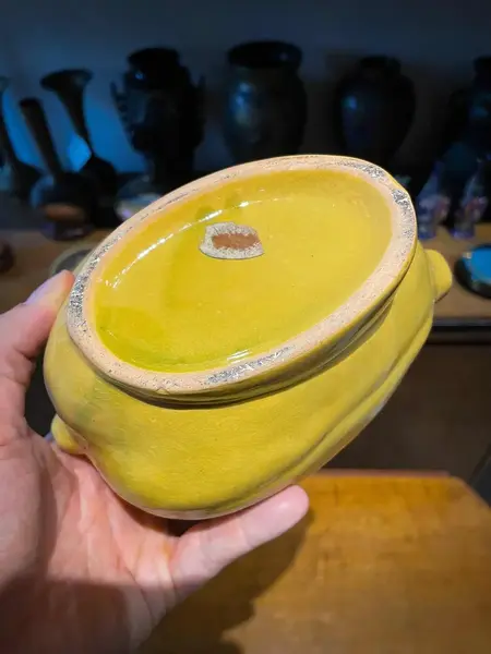 Foto de um(a) Antiga Caixa Molheira Sopeira Em Cerâmica Formato De Fruta, da categoria de Terrinas de sopa. Eu amo essas frutas, são super decorativas e versáteis. Antiga caixa/pote no formato de fruta craquelado. Peça artística.... Mostrado de uma perspectiva diferente. Vendido no marketplace Trésors.