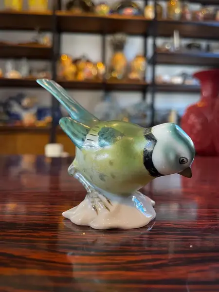 Foto de um(a) Antigo Raro Bibelô Escultura De Pássaro Em Porcelana Alemã, da categoria de Escultura. Antigo bibelô de pássaro em porcelana artística alemã pintado à mão. Início do século XX. Peça original, muito decorativa e... Mostrado de uma perspectiva diferente. Vendido no marketplace Trésors.