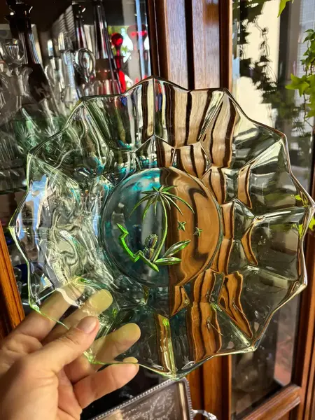 Foto de um(a) Antigo Raro Prato Centro De Mesa Cristal Art Deco Uralina, da categoria de Centro de mesa. ~ Uranium Glass ~Antigo e lindo prato centro de mesa em cristal francês verde uralina, lapidado à mão. Período Art Deco.... Mostrado de uma perspectiva diferente. Vendido no marketplace Trésors.