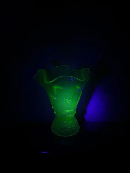 Foto de um(a) Antigo Raro Vaso Art Deco Vidro Satiné Uralina Uranium Glass, da categoria de Vasos. ~ Uranium Glass ~Peças que contém óxido de urânio em sua composição ficam com um lindo tom de verde fluorescente quando... Mostrado de uma perspectiva diferente. Vendido no marketplace Trésors.