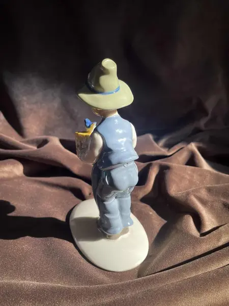 Foto de um(a) Antigo Bibelô Figurine De Menino Com Pássaro Porcelana Alemã, da categoria de Escultura. Antiga figurine/bibelô em porcelana artística alemã. Cores típicas de meados do século XX. Muito decorativa e colecionável.... Mostrado de uma perspectiva diferente. Vendido no marketplace Trésors.