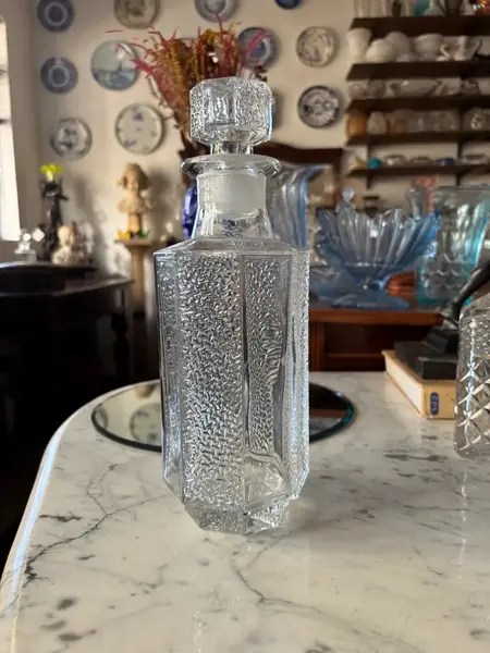 Foto de um(a) Antiga Garrafa Licoreira Em Vidro Alemão Satiné Art Deco, da categoria de Garrafas. Antiga garrafa licoreira em vidro alemão com detalhes satiné. Design artístico, com traços totalmente do período Art Deco.... Mostrado de uma perspectiva diferente. Vendido no marketplace Trésors.