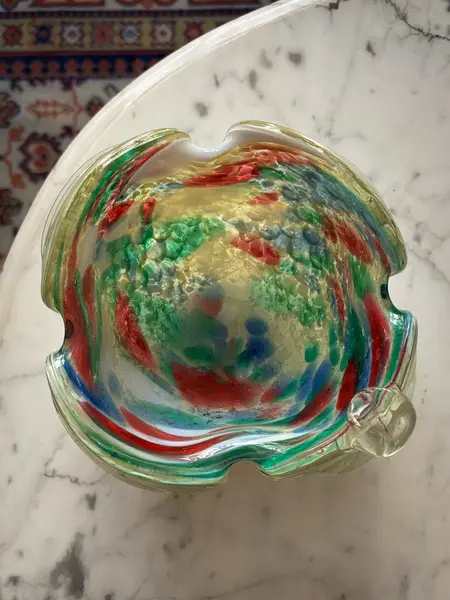 Foto de um(a) Antigo Cinzeiro Bowl Decorativo Em Murano Italiano Cactus, da categoria de Cinzeiros. Antigo e imponente cinzeiro artístico em Murano italiano feito à mão. Também pode ser usado para charuto. Lindo formato e... Mostrado de uma perspectiva diferente. Vendido no marketplace Trésors.