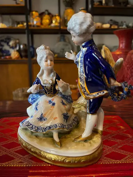 Foto de um(a) Antigo Bloco Escultórico Escultura Fidalgos Porcelana Alemã, da categoria de Escultura. Antigo e delicadíssimo bloco escultórico representando casal de fidalgos em linda cena romântica. Peça feita à mão em... Mostrado de uma perspectiva diferente. Vendido no marketplace Trésors.