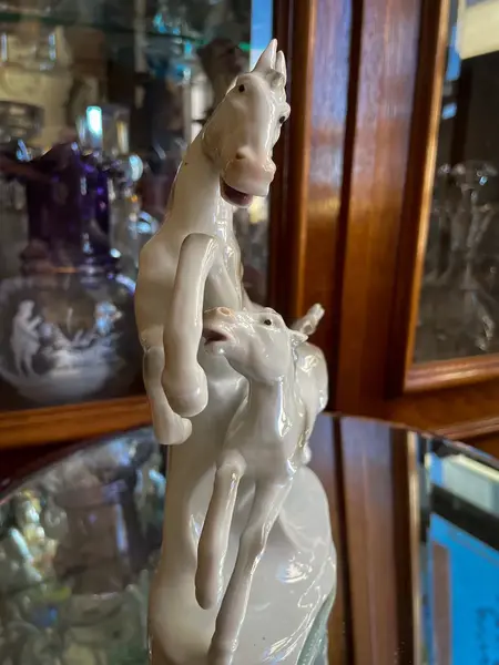 Foto de um(a) Antiga Escultura Art Deco Cavalo Em Porcelana Alemã, da categoria de Escultura. Antigo e belíssimo bloco escultórico representando cavalos em movimento. Peça artística, feita à mão em porcelana alemã.... Mostrado de uma perspectiva diferente. Vendido no marketplace Trésors.