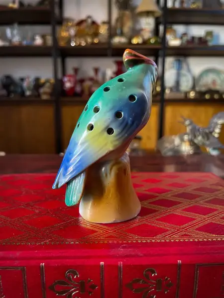 Foto de um(a) Antigo Paliteiro Pássaro De Coleção Violeteiro Art Deco, da categoria de Paliteiros. Comprei acreditando ser um paliteiro, mas agora olhando melhor, os buraquinhos são muito grandes para palitos normais. Para... Mostrado de uma perspectiva diferente. Vendido no marketplace Trésors.