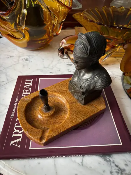 Foto de um(a) Antiga Escultura Bronze Cinzeiro Deusa Da Justiça Themis, da categoria de Cinzeiros. Antigo cinzeiro/porta caneta com escultura decorativa representando a Deusa Themis, personifica o símbolo da justiça. Busto... Mostrado de uma perspectiva diferente. Vendido no marketplace Trésors.