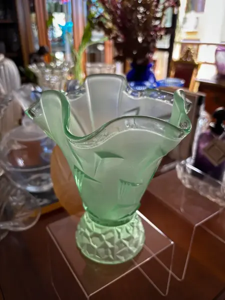 Foto de um(a) Antigo Raro Vaso Art Deco Vidro Satiné Uralina Uranium Glass, da categoria de Vasos. ~ Uranium Glass ~Peças que contém óxido de urânio em sua composição ficam com um lindo tom de verde fluorescente quando... Mostrado de uma perspectiva diferente. Vendido no marketplace Trésors.