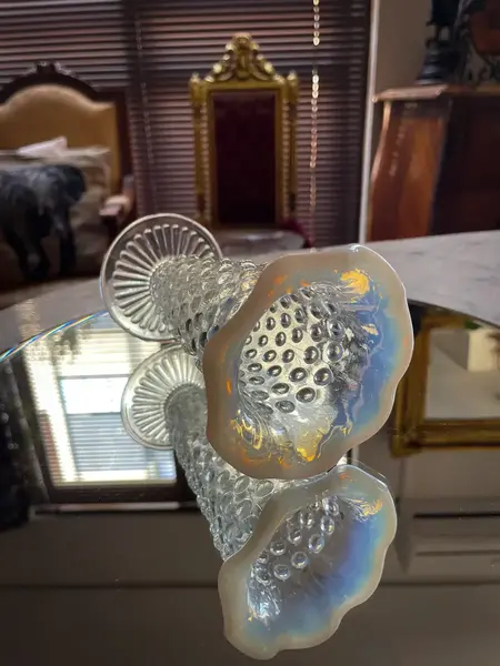 Foto de um(a) Antigo Vasinho Opalescente Em Opalina Art Deco Fenton Glass, da categoria de Vasos. ~ Fenton Art Glass ~Manufatura americana fundada em 1905. Antigo vasinho artístico em vidro opalescente com a borda... Mostrado de uma perspectiva diferente. Vendido no marketplace Trésors.