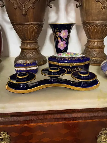 Foto de um(a) Antigo Castiçal Candelabro Art Deco Porcelana Alemã Bavaria, da categoria de Castiçais. ~ Lindner Bavaria Echt Cobalt ~Antigo e super diferente candelabro para três velas em porcelana artística alemã, linda cor... Mostrado de uma perspectiva diferente. Vendido no marketplace Trésors.