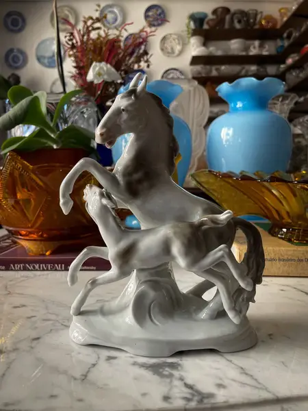 Foto de um(a) Antiga Escultura Art Deco Cavalo Em Porcelana Alemã, da categoria de Escultura. Antigo e belíssimo bloco escultórico representando cavalos em movimento. Peça artística, feita à mão em porcelana alemã.... Mostrado de uma perspectiva diferente. Vendido no marketplace Trésors.