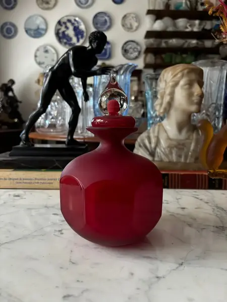Foto de um(a) Antigo Perfumeiro Art Deco Cristal Murano Italiano Vermelho, da categoria de Perfumeiros. ~ Italy Glass ~Antigo e grande perfumejro decorativo em cristal de Murano italiano vermelho rubi, lapidação manual. Tampa no... Mostrado de uma perspectiva diferente. Vendido no marketplace Trésors.