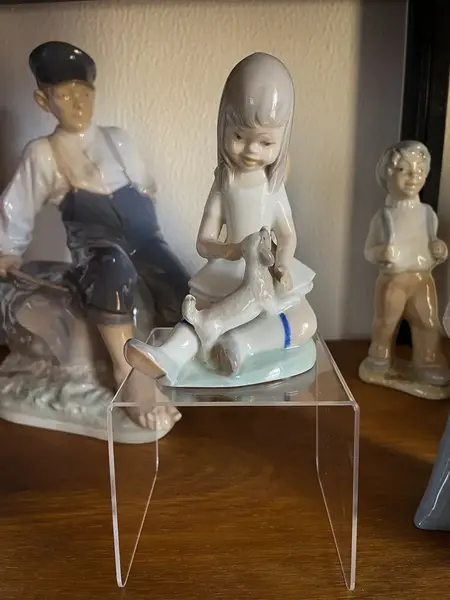 Foto de um(a) Antiga Escultura Menina Com Cachorro Porcelana Espanhola Nao, da categoria de Escultura. Delicada escultura em porcelana espanhola. Bastante riqueza de detalhes. Em perfeito estado. Altura 14cm Largura 11cm. Mostrado de uma perspectiva diferente. Vendido no marketplace Trésors.
