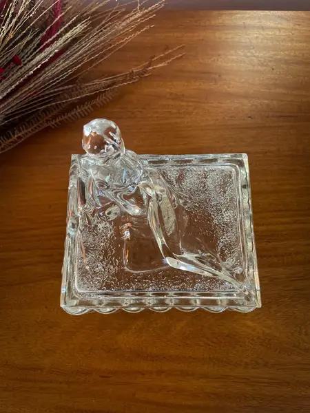 Foto de um(a) Antiga Caixa Decorativa Escultura Mulher Nua Vidro Art Deco, da categoria de Cestos e Caixas. ~ Sowerby Glass ~Antiga caixa decorativa porta joias em vidro artístico inglês com decoração de dama na tampa. Manufatura... Mostrado de uma perspectiva diferente. Vendido no marketplace Trésors.