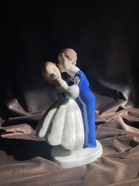 Foto de um(a) Antiga Escultura Casal Crianças Porcelana B&g R. Copenhagen, da categoria de Escultura. ~ B&G Porcelain ~Antiga e graciosa figurine escultura em porcelana artística dinamarquesa representando casal de crianças.... Mostrado de uma perspectiva diferente. Vendido no marketplace Trésors.