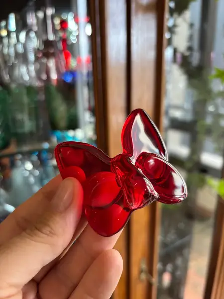 Foto de um(a) Antiga Pequena Escultura Borboleta Cristal Francês Vermelho, da categoria de Escultura. ~ Made in France ~ Antiga escultura de borboleta em cristal francês vermelho rubi. Linda peça para decorar e colecionar.... Mostrado de uma perspectiva diferente. Vendido no marketplace Trésors.