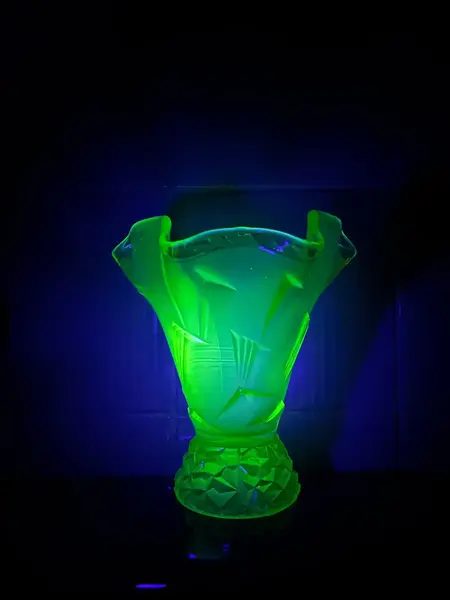 Foto de um(a) Antigo Raro Vaso Art Deco Vidro Satiné Uralina Uranium Glass, da categoria de Vasos. ~ Uranium Glass ~Peças que contém óxido de urânio em sua composição ficam com um lindo tom de verde fluorescente quando... Mostrado de uma perspectiva diferente. Vendido no marketplace Trésors.