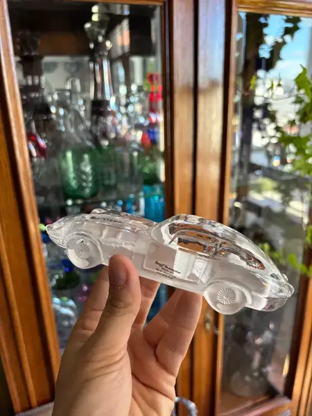 Foto de um(a) Antiga Escultura Art Deco Carro Jaguar Cristal Alemão Satiné, da categoria de Escultura. Antiga escultura artística de carro Jaguar em cristal alemão com detalhes em satiné. Linda peça para decorar e... Mostrado de uma perspectiva diferente. Vendido no marketplace Trésors.