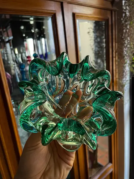 Foto de um(a) Antigo Bowl Decorativo Cinzeiro Em Murano Italiano Verde, da categoria de Cinzeiros. ~ Italy Glass ~ Antigo bowl decorativo, também pode ser usado como cinzeiro em Murano italiano double na cor verde... Mostrado de uma perspectiva diferente. Vendido no marketplace Trésors.
