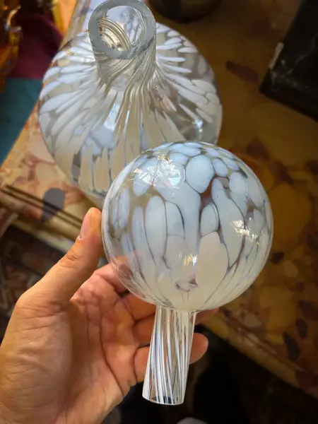 Foto de um(a) Antiga Garrafa Decorativa Nariz De Palhaço Murano Opalina, da categoria de Garrafas. Italy Glass. Antiga e super diferente garrafa decorativa em Murano artístico meio leitoso. Em contato com a luz ela fica com... Mostrado de uma perspectiva diferente. Vendido no marketplace Trésors.