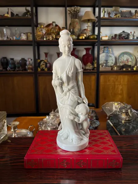 Foto de um(a) Antiga Escultura Chinesa Divindade Oriental Blanc De Chine, da categoria de Escultura. ~ Blanc de Chine ~Antigo bloco escultórico oriental em porcelana chinesa, representando divindade feminina e criança. Peça... Mostrado de uma perspectiva diferente. Vendido no marketplace Trésors.