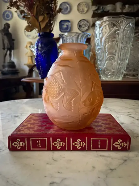 Foto de um(a) Antigo Vaso Art Deco Com Peixes Em Vidro Francês Satiné, da categoria de Vasos. ~ Art Deco Glass ~Antigo e belíssimo vaso artístico de formato ovalado em “Pâte de Verre” pasta de vidro francês acetinado,... Mostrado de uma perspectiva diferente. Vendido no marketplace Trésors.