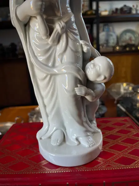 Foto de um(a) Antiga Escultura Chinesa Divindade Oriental Blanc De Chine, da categoria de Escultura. ~ Blanc de Chine ~Antigo bloco escultórico oriental em porcelana chinesa, representando divindade feminina e criança. Peça... Mostrado de uma perspectiva diferente. Vendido no marketplace Trésors.