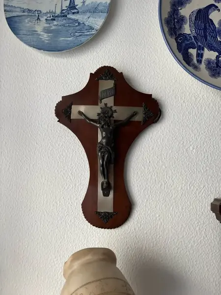 Foto de um(a) Arte Sacra Escultura Cristo Crucifixo Madeira Pétit Bronze, da categoria de Objetos religiosos e espirituais. Antigo e grande crucifixo em madeira com petit bronze e metal prateado. Peça artística. Uma beleza! Uma clássica da Década... Mostrado de uma perspectiva diferente. Vendido no marketplace Trésors.