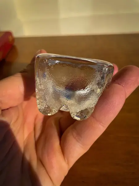 Foto de um(a) Antiga Pequena Escultura De Coleção Coruja Cristal Austríaco, da categoria de Modelos e estatuetas. Antiga e pequena escultura artística de coleção em cristal austríaco com selo original da manufatura.Medidas 8x6cm. Mostrado de uma perspectiva diferente. Vendido no marketplace Trésors.