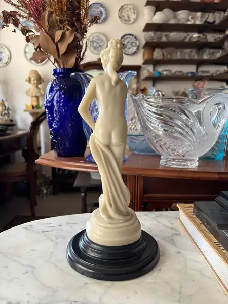 Foto de um(a) Antiga Obra Grega Escultura Dama Afrodite Resina Italiana, da categoria de Escultura. Antiga e finíssima escultura italiana representando figura feminina em resina marmorizada. Linda peça para decorar uma... Mostrado de uma perspectiva diferente. Vendido no marketplace Trésors.