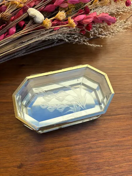 Foto de um(a) Antiga Caixa Decorativa Porta Joias Cristal France Facetado, da categoria de Porta-Jóias. Antiga caixa decorativa ou porta joias em cristal francês facetado, com a tampa lapidada à mão. Linda e muito chique.... Mostrado de uma perspectiva diferente. Vendido no marketplace Trésors.
