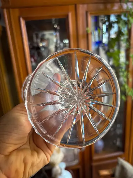 Foto de um(a) Antigo Lindo Vaso Jarro Em Cristal Tcheco Lapidado À Mão, da categoria de Vasos. Antigo e lindo vaso em cristal Tcheco, todo lapidado à mão. Lapidação estrelada e ponta de diamante. Ótimo formato com a... Mostrado de uma perspectiva diferente. Vendido no marketplace Trésors.