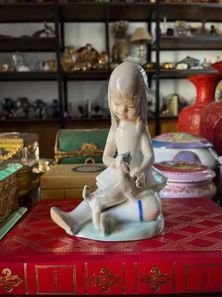 Foto de um(a) Antiga Escultura Menina Com Cachorro Porcelana Espanhola Nao, da categoria de Escultura. Delicada escultura em porcelana espanhola. Bastante riqueza de detalhes. Em perfeito estado. Altura 14cm Largura 11cm. Mostrado de uma perspectiva diferente. Vendido no marketplace Trésors.