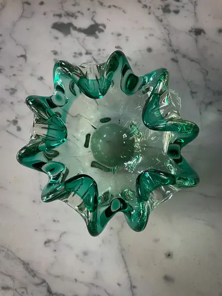 Foto de um(a) Antigo Bowl Decorativo Cinzeiro Em Murano Italiano Verde, da categoria de Cinzeiros. ~ Italy Glass ~ Antigo bowl decorativo, também pode ser usado como cinzeiro em Murano italiano double na cor verde... Mostrado de uma perspectiva diferente. Vendido no marketplace Trésors.