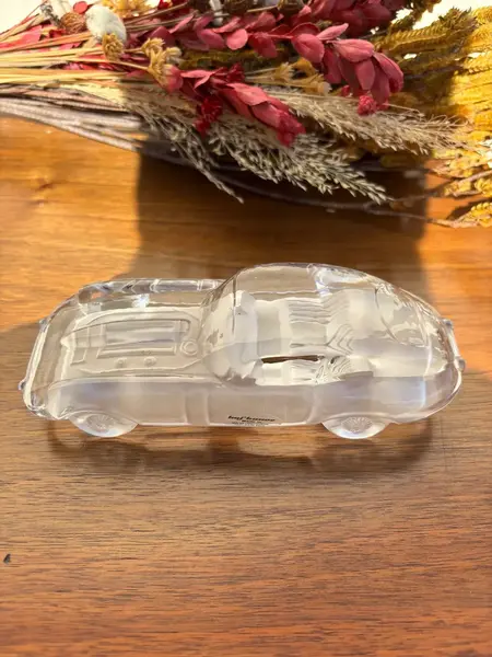 Foto de um(a) Antiga Escultura Art Deco Carro Jaguar Cristal Alemão Satiné, da categoria de Escultura. Antiga escultura artística de carro Jaguar em cristal alemão com detalhes em satiné. Linda peça para decorar e... Mostrado de uma perspectiva diferente. Vendido no marketplace Trésors.
