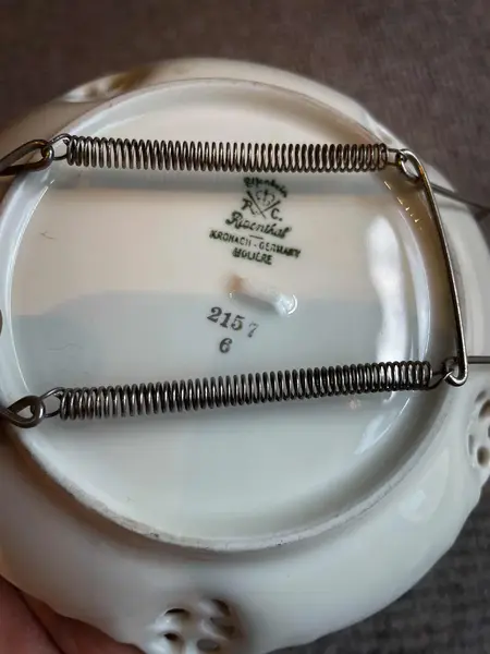 Foto de um(a) Arte Sacra Antigo Raro Pratinho Bowl Porcelana Rosenthal, da categoria de Porta-Jóias. Rosenthal. Antigo e raro pratinho decorativo, bowl em porcelana alemã com a borda fenestrada. Da famosa manufatura... Mostrado de uma perspectiva diferente. Vendido no marketplace Trésors.