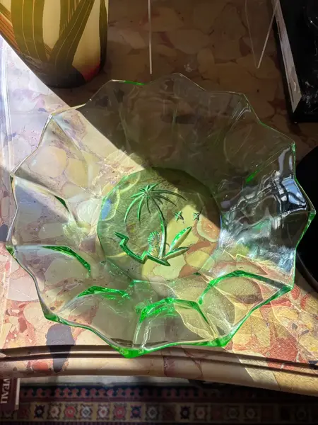Foto de um(a) Antigo Raro Prato Centro De Mesa Cristal Art Deco Uralina, da categoria de Centro de mesa. ~ Uranium Glass ~Antigo e lindo prato centro de mesa em cristal francês verde uralina, lapidado à mão. Período Art Deco.... Mostrado de uma perspectiva diferente. Vendido no marketplace Trésors.